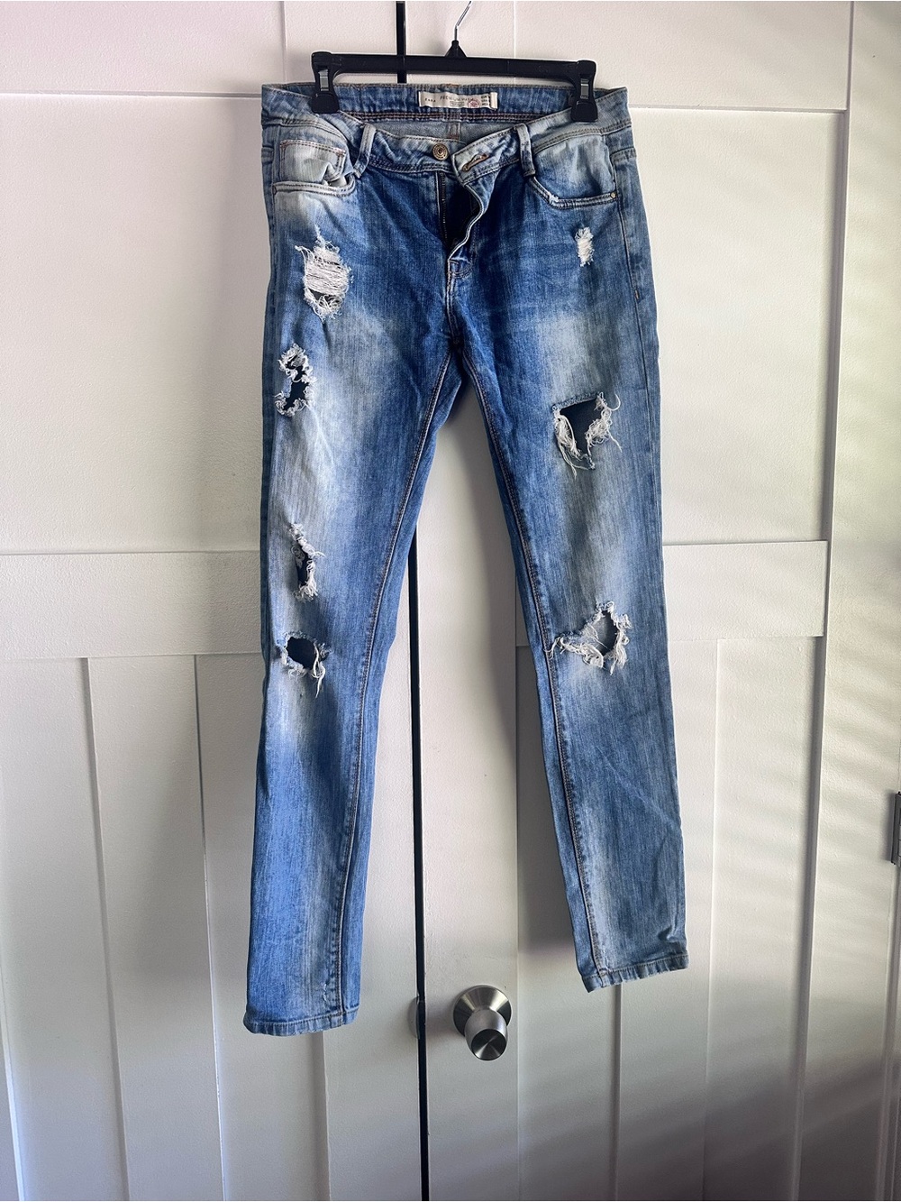 Zara women’s Light Blue Distressed Skinny Jeans